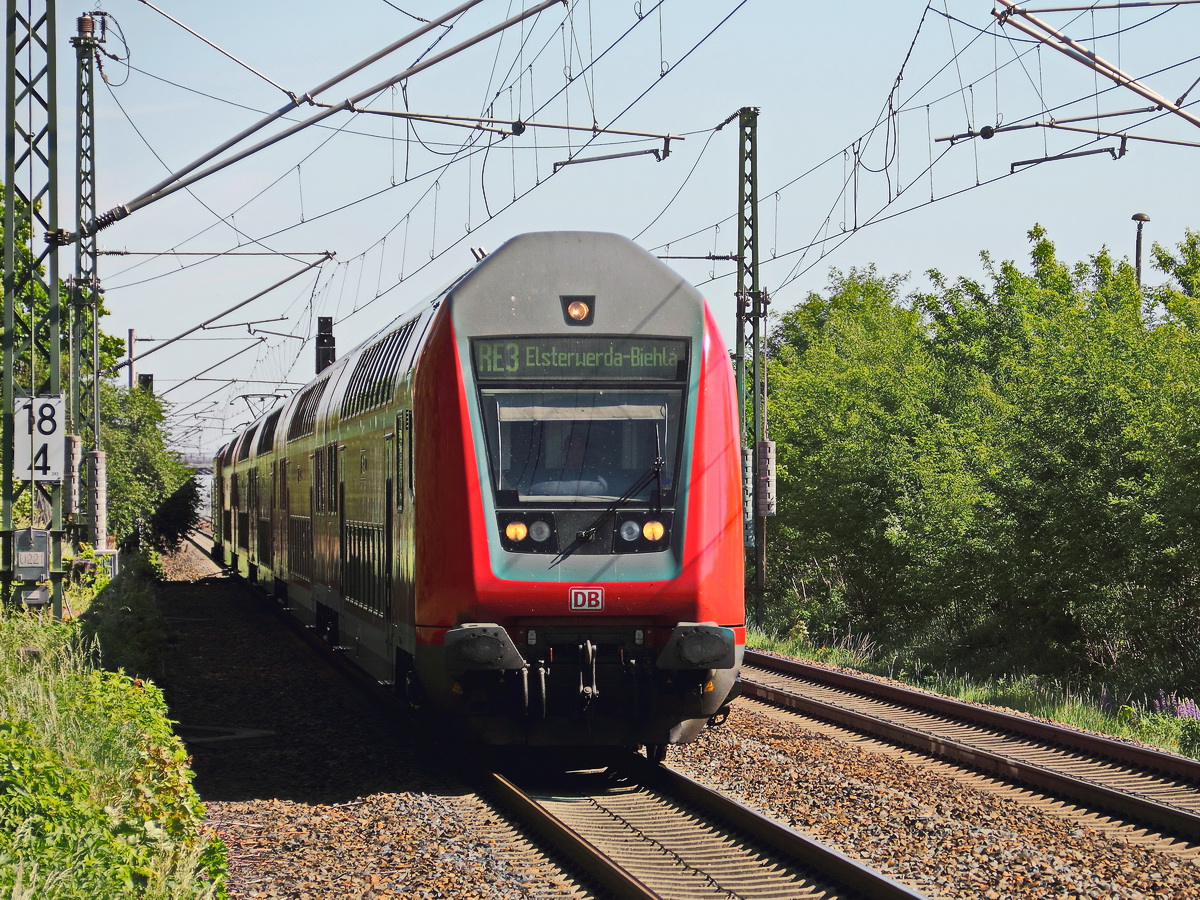 Durchfahrt RE 3 mit Schublok 112 111 durch den Bahnhof Großbeeren in Richtung Elsterwerder-Biehla am 28. Mai 2017.				
