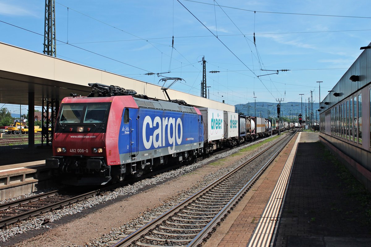 Durchfahrt von Re 482 008-0  Ökotrans  am 26.06.2015 mit einem Containerzug nach Belgien in Basel Bad Bf gen Norden.