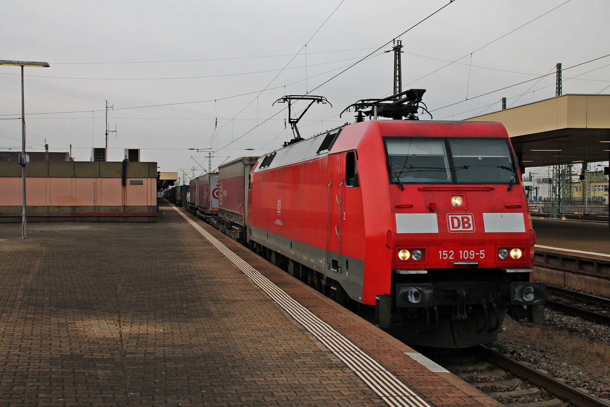 Durchfahrt über Gleis 3 am 23.11.2015 von 152 109-5 mit einem KLV durch den Badischen Bahnhof von Basel in Richtung Rangierbahnhof Muttenz, um dort ihren Zug zur Weiterbeförderung nach Italien abzugeben.