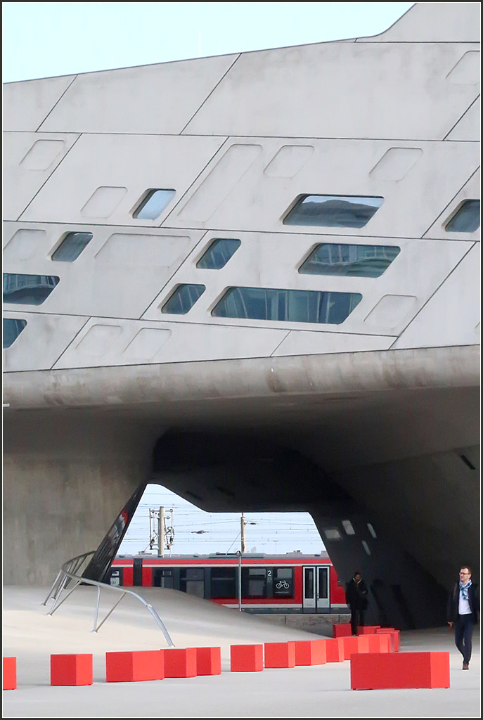 Durchgang zu Gleis 9 -

Der Bahnsteig von Gleis 9 am Wolfsburger Hauptbahnhof liegt etwas nach Osten versetzt und kann über den Durchgang unter dem Phaeno erreicht werden.

15.03.2017 (M)