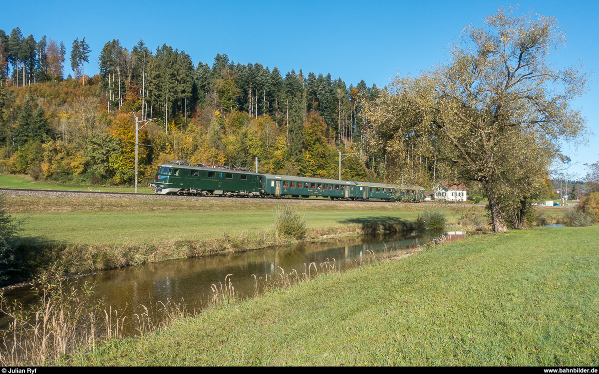 DVZO Fahrzeugtreffen 2017. Ae 6/6 11407 vom Verein Mikado 1244 am 15. Oktober 2017 auf dem Weg von Winterthur nach Bauma kurz nach Saland.
