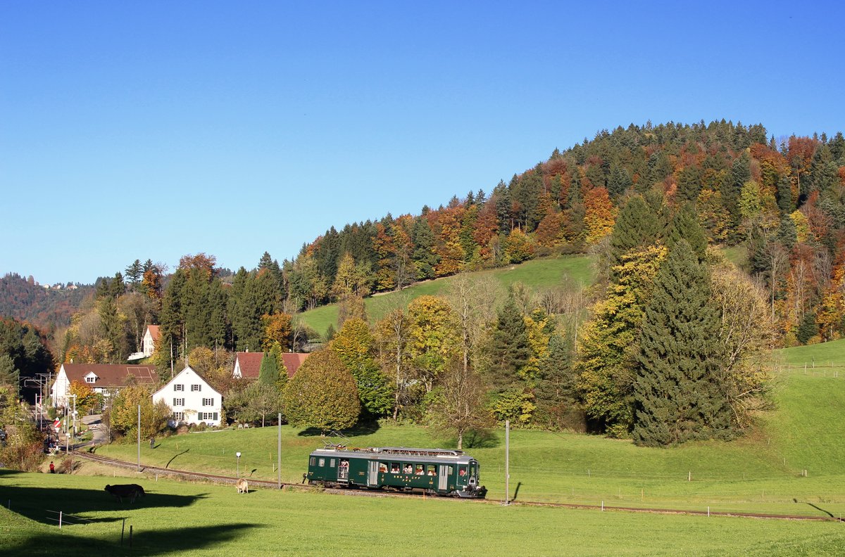 DVZO Fahrzeugtreffen 2017: BDe 4/4 1643  Wyländerli  vom SBB Historic Team Winterthur unterwegs am Abend des 14. Oktober 2017 auf der Stammstrecke der DVZO zwischen Bäretswil und Neuthal. Das  Wyländerli  wird im Bild via Hinwil und Effretikon nach Winterthur zurückkehren.