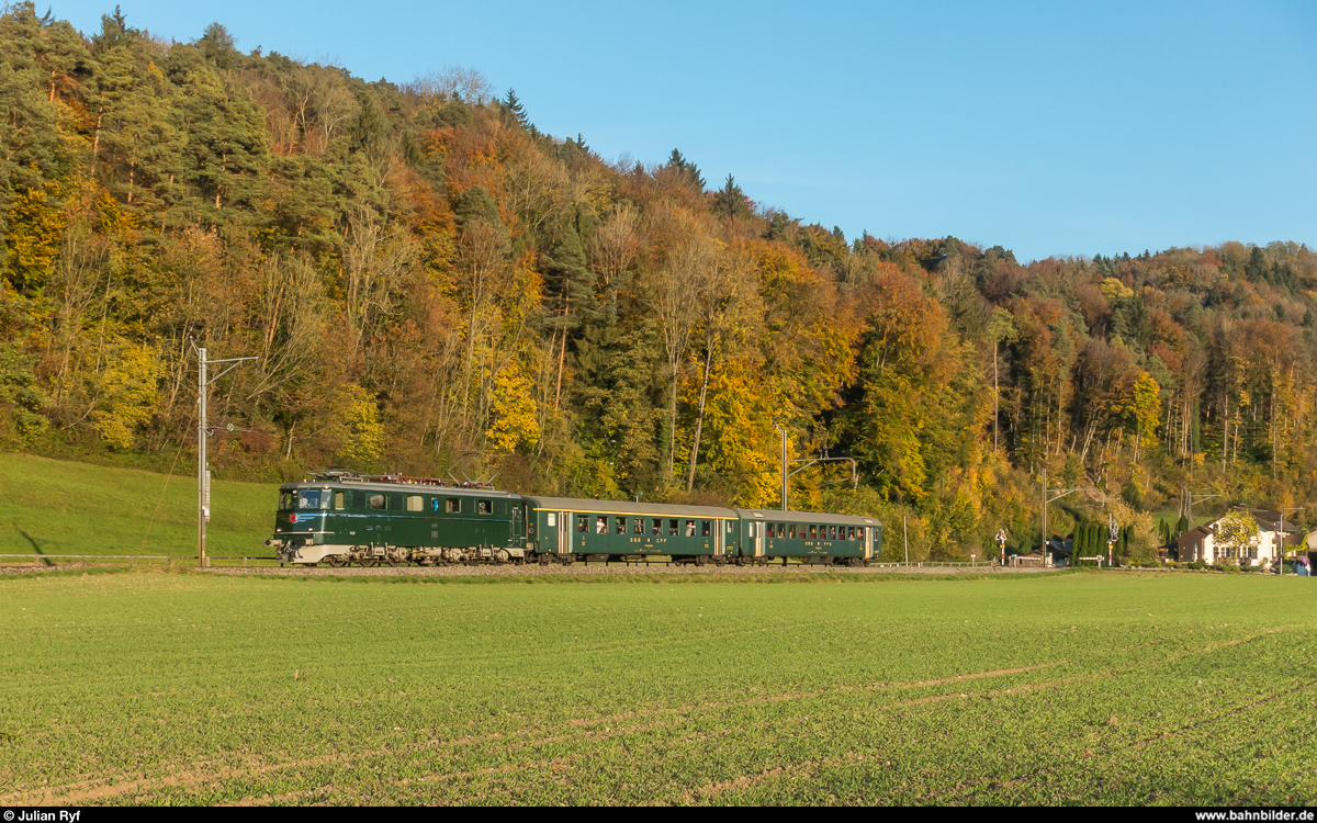 DVZO Fahrzeugtreffen 2017. Die Ae 6/6 11407  Aargau  vom Verein Mikado 1244 ist am 14. Oktober 2017 im letzten Abendlicht unterwegs von Bauma in ihr Nachtlager nach Winterthur. Aufgenommen zwischen Rikon und Kollbrunn.