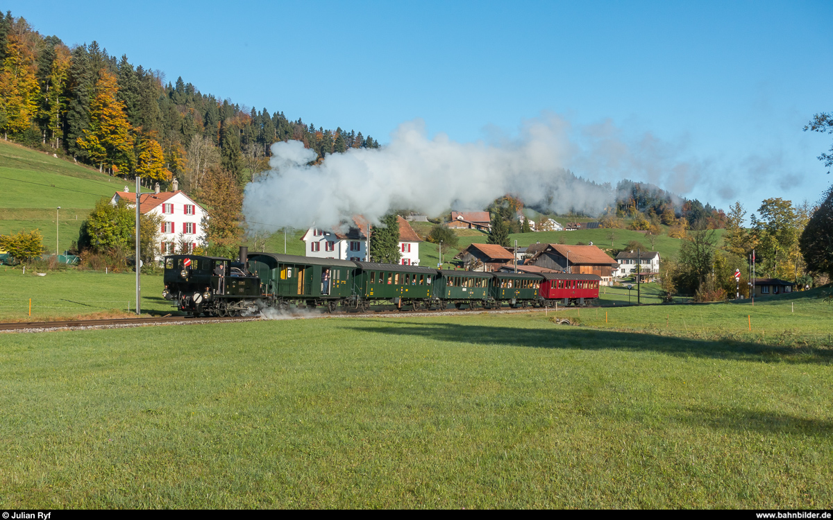 DVZO Fahrzeugtreffen 2017. DVZO Ed 3/3 4  Schwyz  mit dem ersten Zug von Bauma nach Hinwil am 15. Oktober 2017 kurz nach Verlassen der Station Neuthal. Leider erlitt die Lok auf der Bergfahrt einen Schaden und musste ab Bäretswil durch die Eb 3/5 9 ersetzt werden.