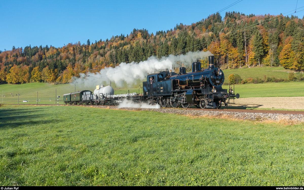 DVZO Fahrzeugtreffen 2017. Habersack Eb 3/5 5810 der Dampfbahn Bern am 15. Oktober 2017 mit einem GmP auf Talfahrt von Bäretswil nach Bauma.