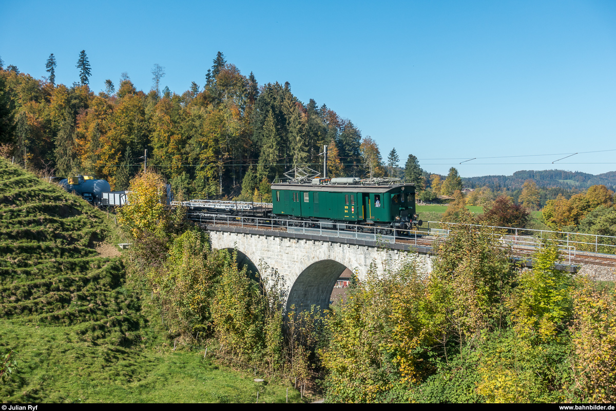DVZO Fahrzeugtreffen 2018: SBB Historic De 4/4 1679 am 14. Oktober mit GmP Hinwil - Bauma auf dem Böl-Viadukt oberhalb Bauma.