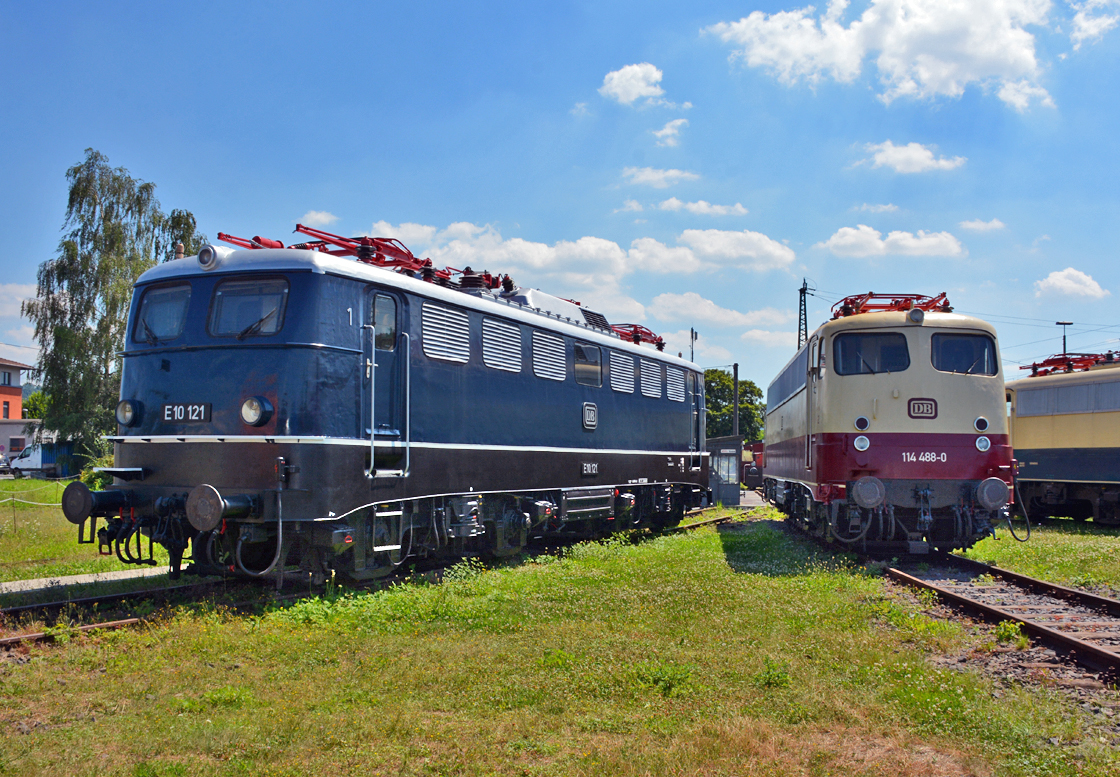 E 10 121 und 114 488-0 im DB-Museum Koblenz-Lützel - 19.07.2016 ...