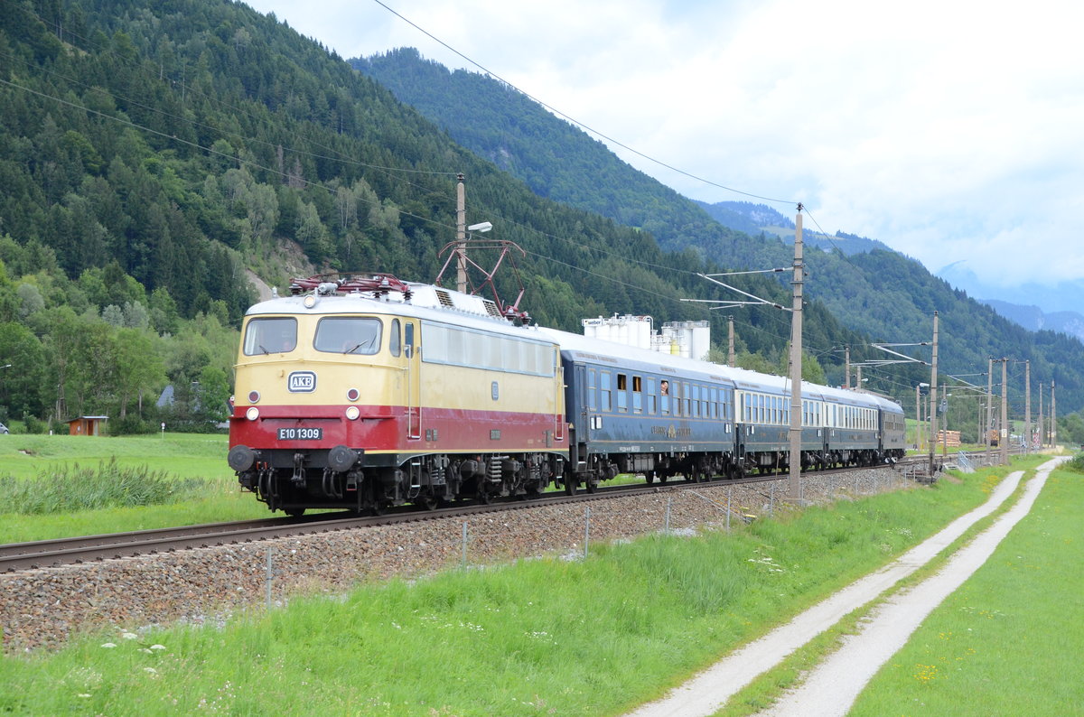 E 10 1309 mit dem  SE 20362 bei St Martin am Grimming am 16.7.17 auf der fahrt durch das Ennstal 