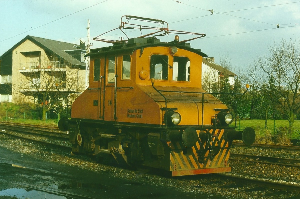 E 14 der Bahnen der Stadt Monheim, die heutige E 11 der Salzburger Lokalbahnen, im Januar 1978 im Zentrum von Monheim.