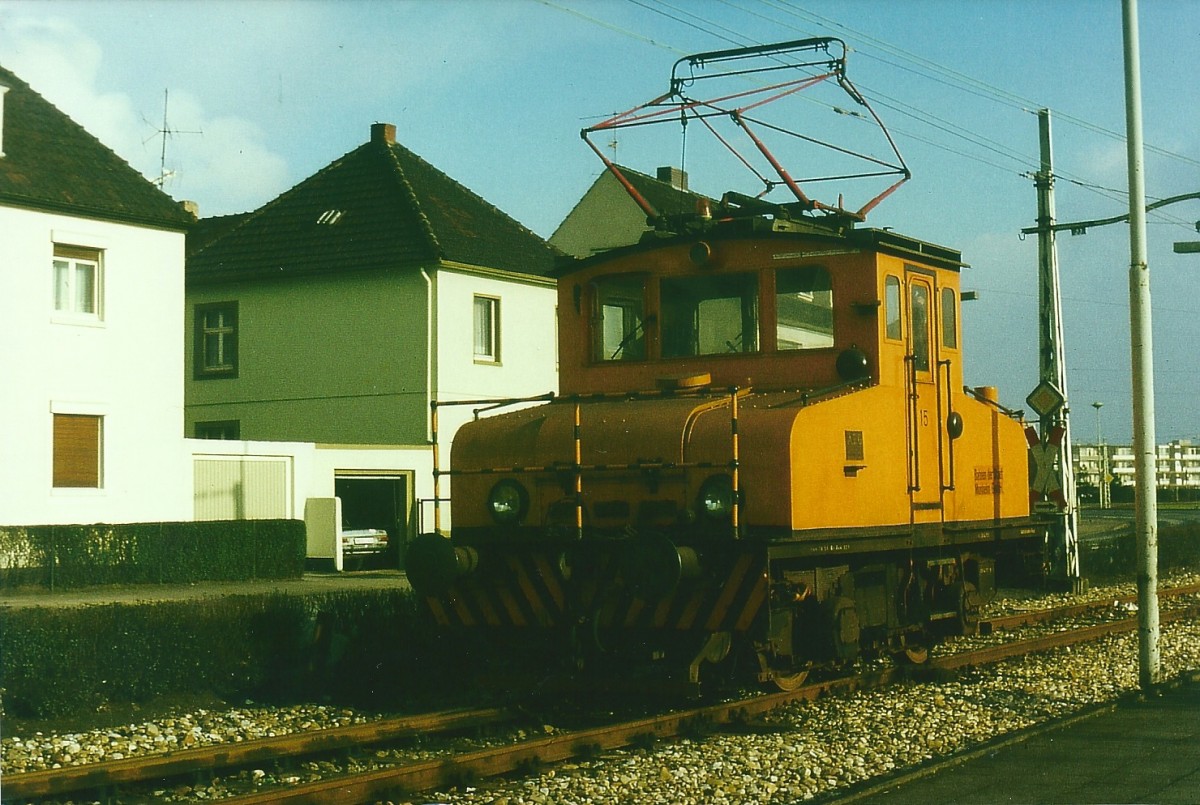 E 15 der Bahnen der Stadt Monheim in Monheim-Mitte, 18.1.1978.