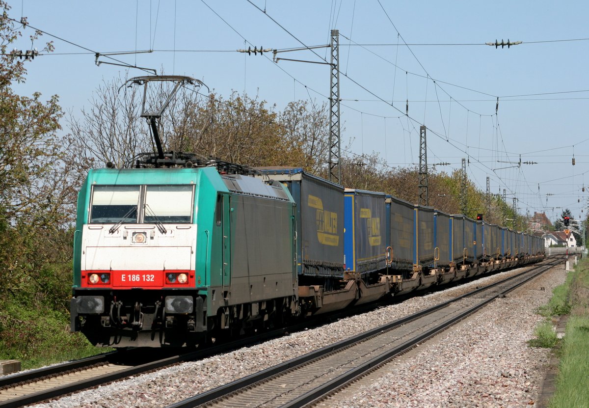E 186 132 mit DGS 43711 (Crossrail, Genk–Novara) am 24.04.2015 in Heitersheim, aufgenommen vom nrdlichen Bahnsteigende
