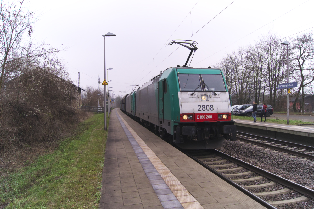 E 186 200 ( COBRA 2808 ) und eine weitere 186er bringen ihren leeren Kokszug von der Zentralkokerei Dillingen zurück nach Maasvlakte. Durchfahrt Beckingen Saar am 17.12.2016. Bahnstrecke 3230 Saarbrücken - Karthaus