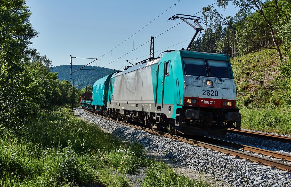 E 186 212 (2820) ist am 07.06.16 bei Rieneck mit einen Coilzug (neue Wagons) in Richtung Fulda unterwegs.
