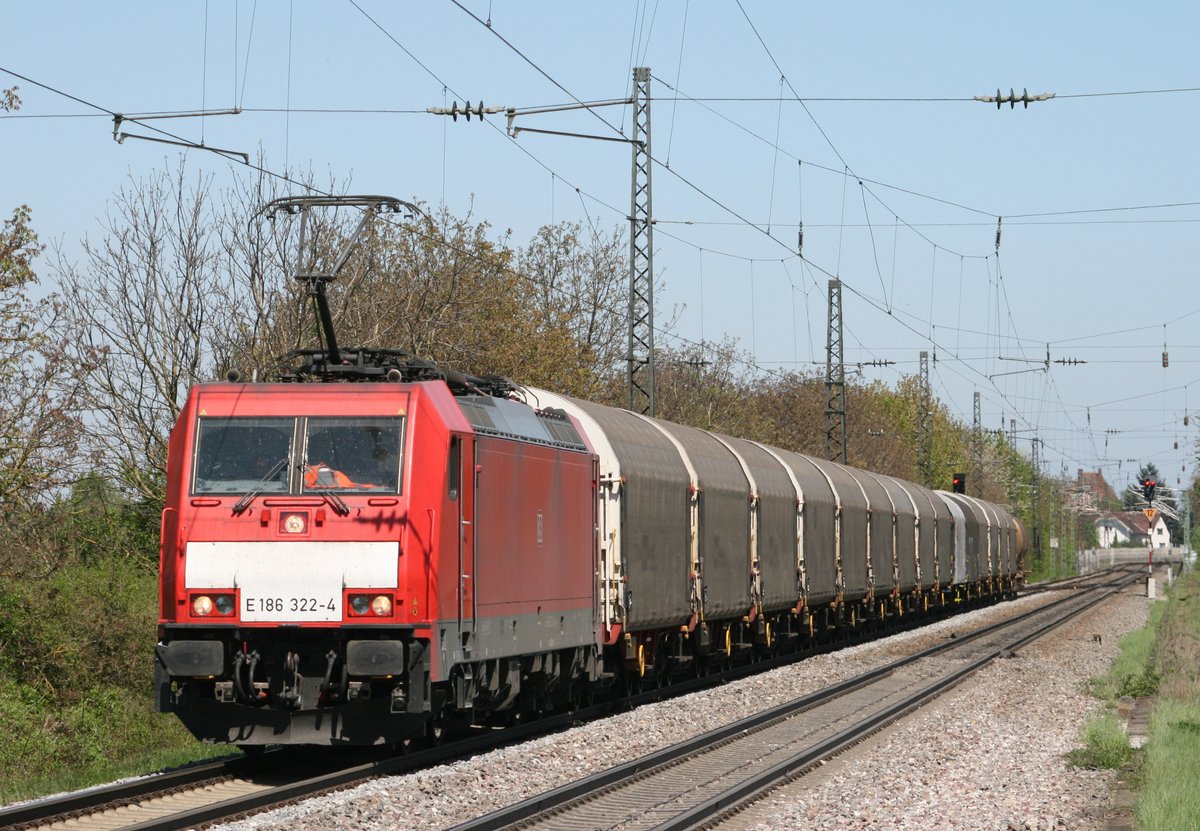 E 186 322 mit EZ 44280 (Offenburg–Mulhouse) am 24.04.2015 in Heitersheim, aufgenommen vom nrdlichen Bahnsteigende