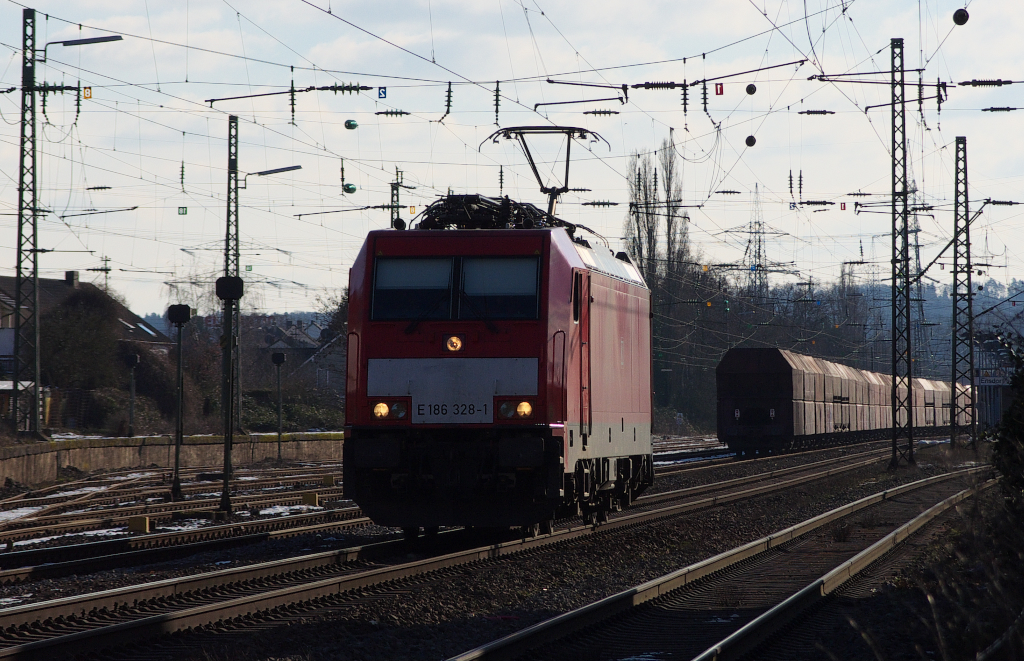 E 186 328 ist auf dem Weg zur Dillinger Hütte und hat gerade den Bahnhof Ensdorf Saar durchfahren. 04.02.2015 Bahnstrecke 3230 Saarbrücken - Karthaus