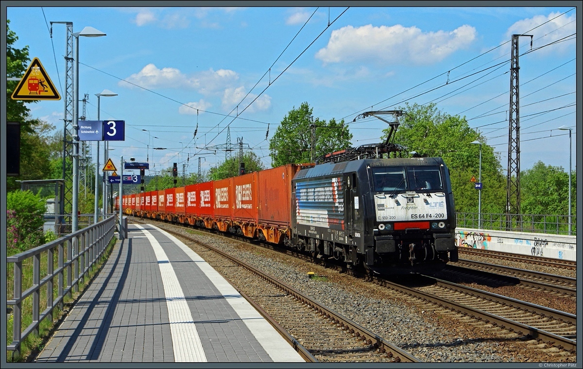 E 189-200 der LTE zieht am 28.04.2018 einen Containerzug durch den Bahnhof Saarmund.