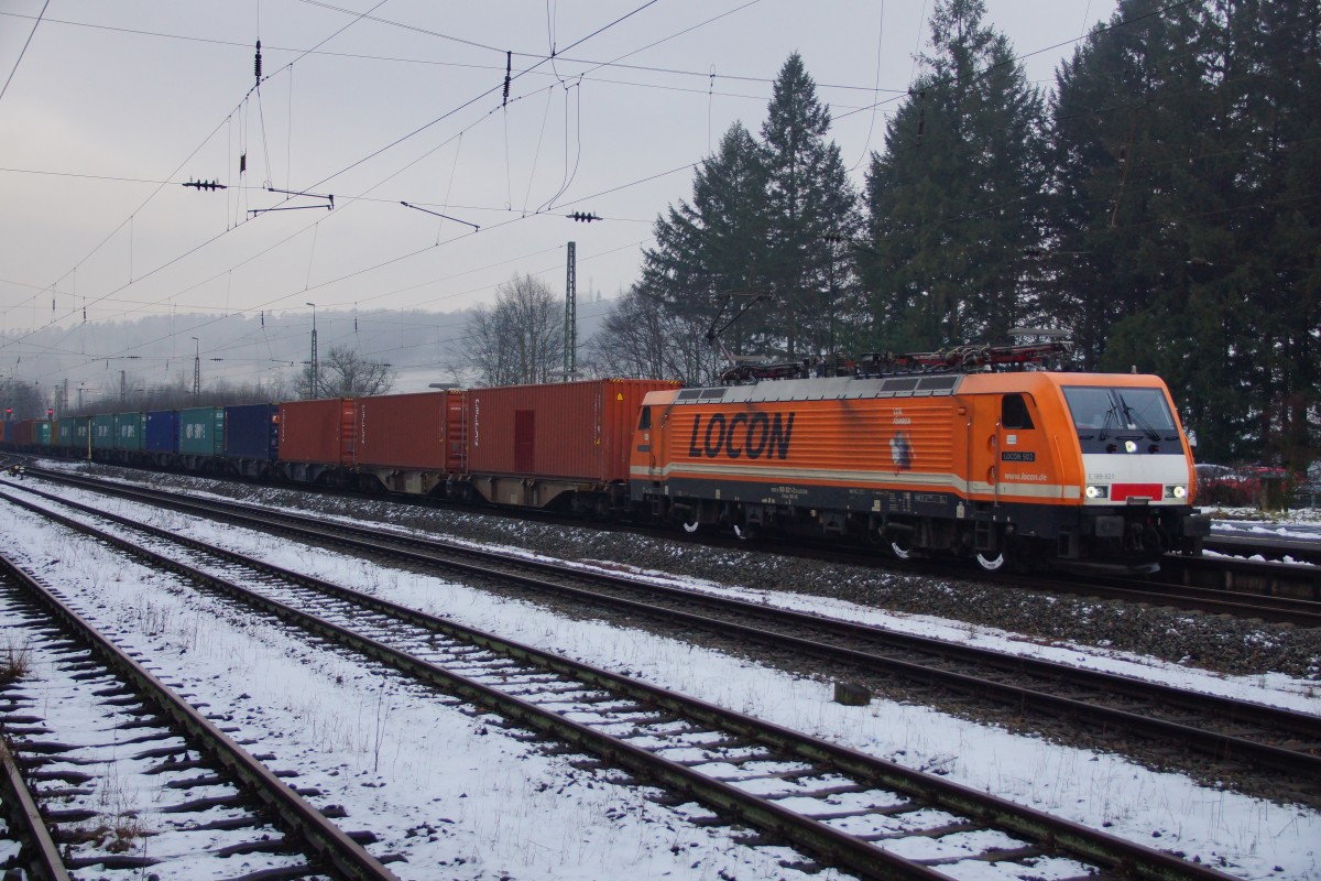 E 189-821 von Locon mit einen Containerzug am 25.02.15 im Bhf.Jossa auf der in Richtung Süden.