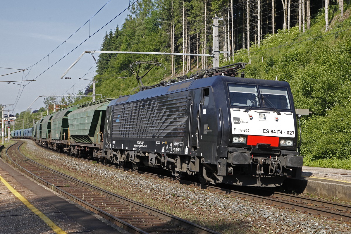 E 189-927 mit Güterzug in Langenwang am 8.06.2016.