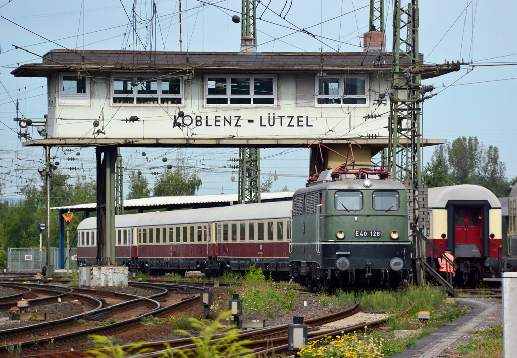 E 40 128 vom DB-Museum Koblenz-Lützel beim alten Stellwerk - 11.09.2016