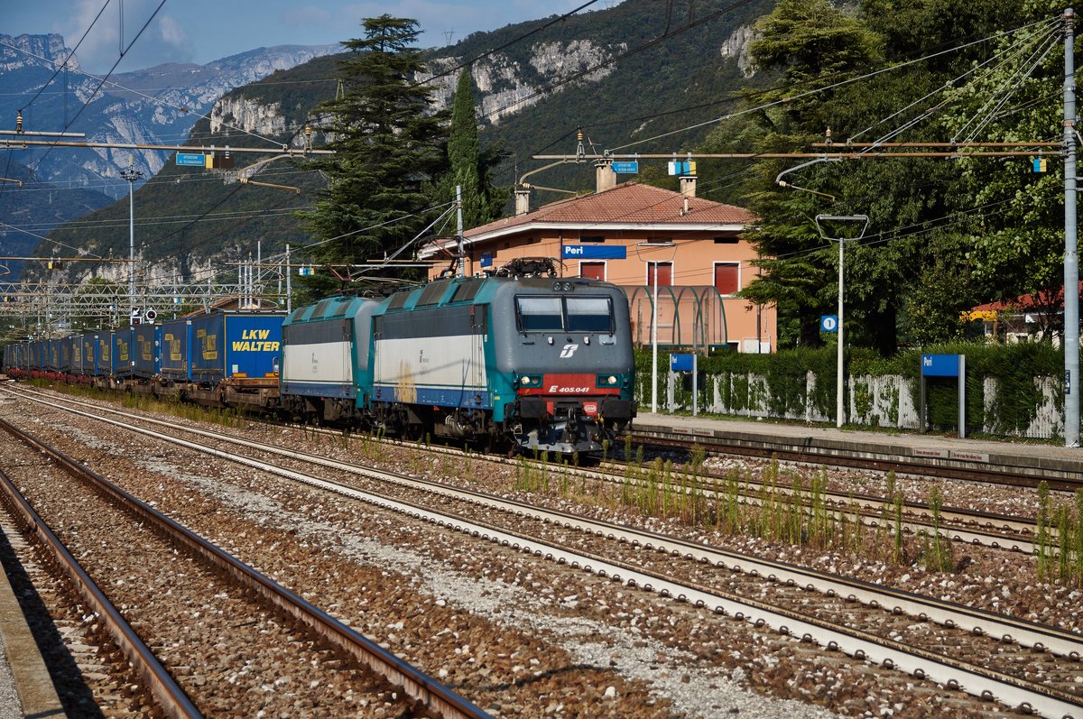 E 405.041 und E 405.022 passieren mit einen Walterzug am 22.09.16 den Bhf.von Peri und sind in Richtung Verona unterwegs.