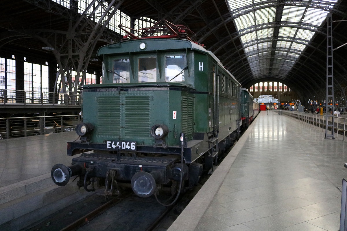 E 44 046 (BR 144 | DR 244) steht in Leipzig Hbf auf dem Museumsgleis (Gleis 24). [31.10.2017 | 12:44 Uhr]