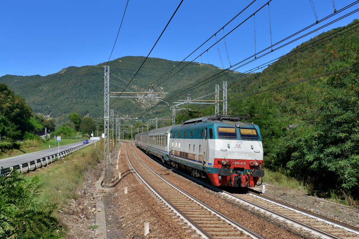 E 444 010 mit einem IC am 22.08.2016 bei Isola del Cantone.