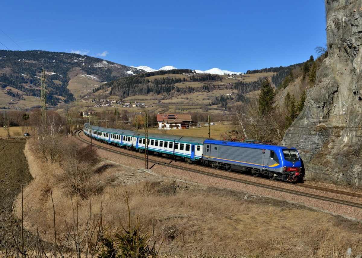 E 464 563 mit einem R nach Bologna am 24.02.2016 bei Sterzing. 