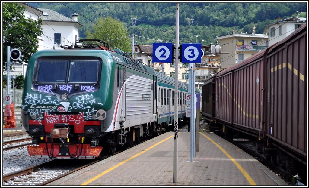 E 464.256 von TreNord in Tirano.Der Mentalitätsunterschied zur Schweiz ist offensichtlich. (21.08.2014)