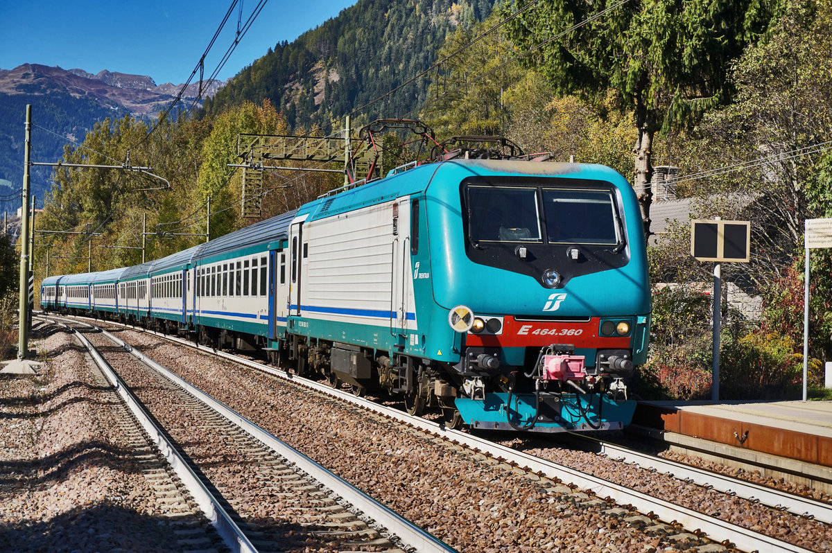 E 464.360 fährt mit dem RV 2261 (Brennero/Brenner - Bologna Centrale) in die Haltestelle Campo di Trens/Freienfeld ein.
Aufgenommen am 16.10.2016.