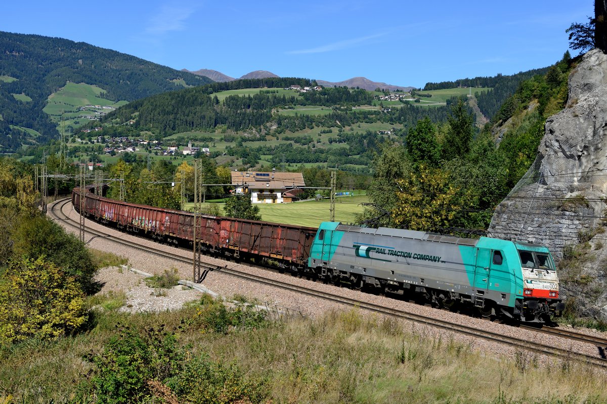 E 483 002 der RTC beförderte am 23. September 2013 den 44211 von München Nord nach Brescia Scalo - Ladegut des Zuges ist Metallschrott. Aufgenommen bei Sterling / Vipiteno an der Brenner Südrampe.