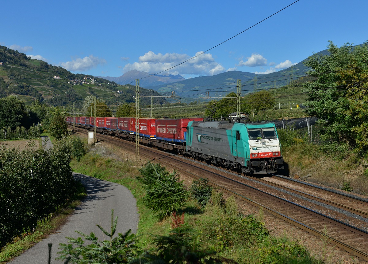 E 483 004 mit einem Winner-KLV am 27.09.2014 bei Albes.