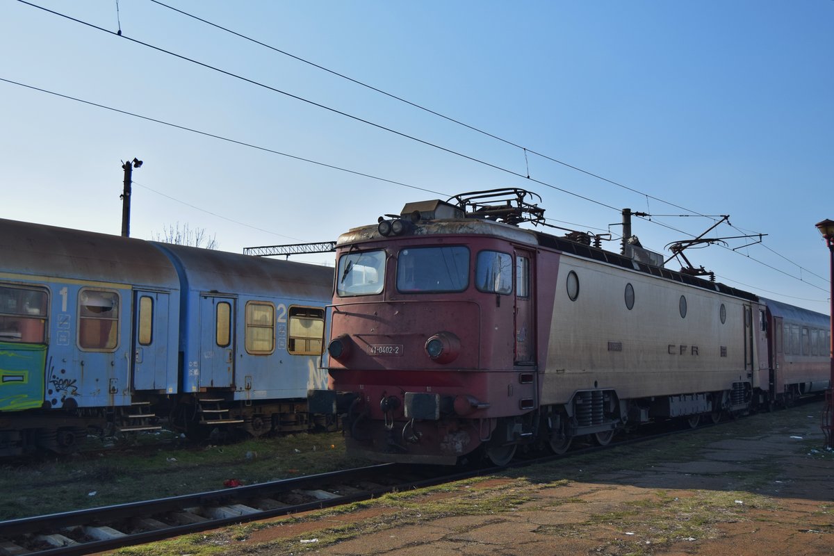 E-Lok 41-0402-2 mit IR-Garnitur aus Richtung Timisoara kurt vor der Einfahrt im bukarester Nordbahnhof am 26.02.2017.