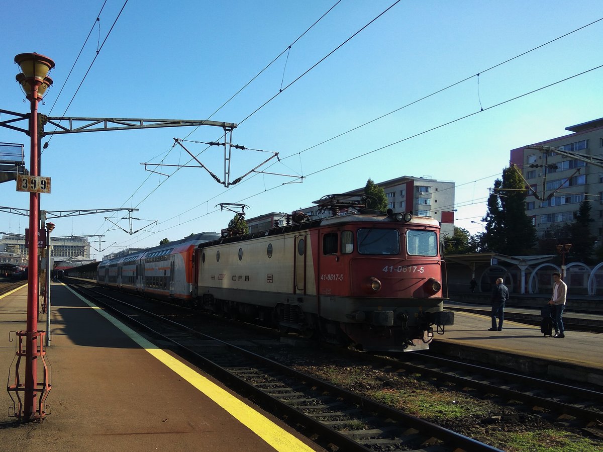 E-Lok 41-0617-5 verlässt am 09.10.2016 den Nordbahnhof Bukarest mit Doppelstockwagengarnitur.