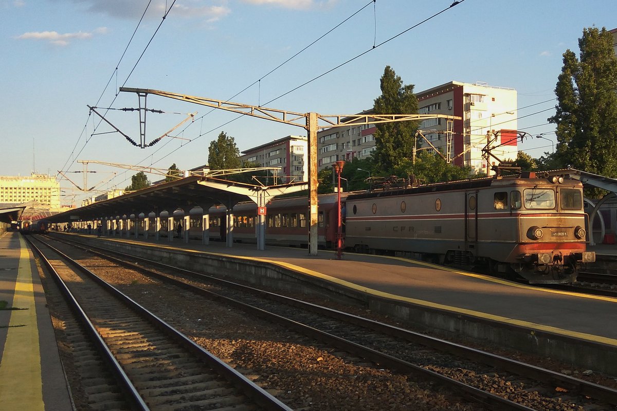 E-Lok 41-0809-8 zieht mit IR-Garnitur am Anegnd des 29.05.2017 im Bukarester Nordbahnhof.