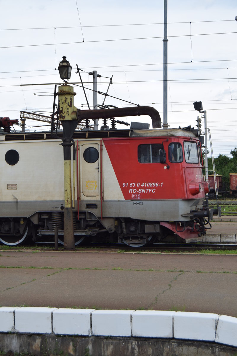 E-Lok 41-0896 manövriert am 14.05.2016 in Bahnhof Brasov. Hier wartet Sie auf freie Fahrt vor dem alten Wasserkran.