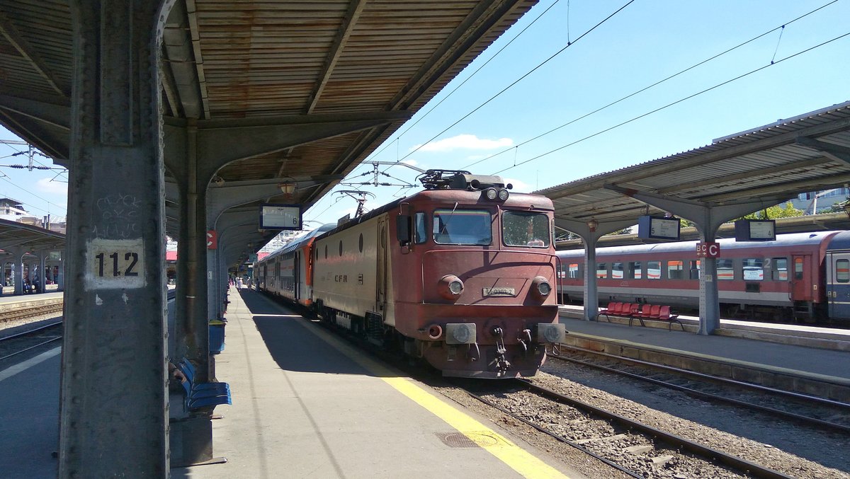 E-Lok 41-303-2 wartet auf Abfahrt mit Doppelstockgarnitur nach Ploiesti am 30.07.2017 im Bahnhof Bucuresti Nord.