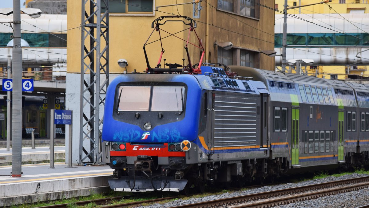 E-Lok 464.211 ans Schiebelok einer Vivalto Zuggarnitur in Bahnhof Roma Ostiense am 21.05.2018