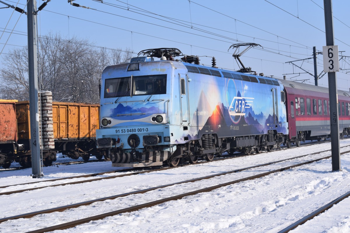 E-Lok 480-001-3 mit PErsonenzug aus Richtung Constanta durchfhrt Bahnhof Bucuresti Baneasa am Vormittag des 24.01.2016.