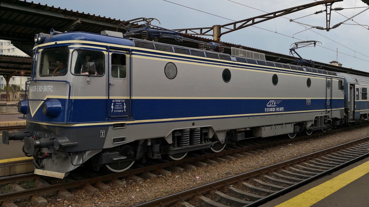 E-Lok 91-53-0-400028-3 mit IR Garnitur am 14.06.2018 im Nordbahnhof Bukarest.