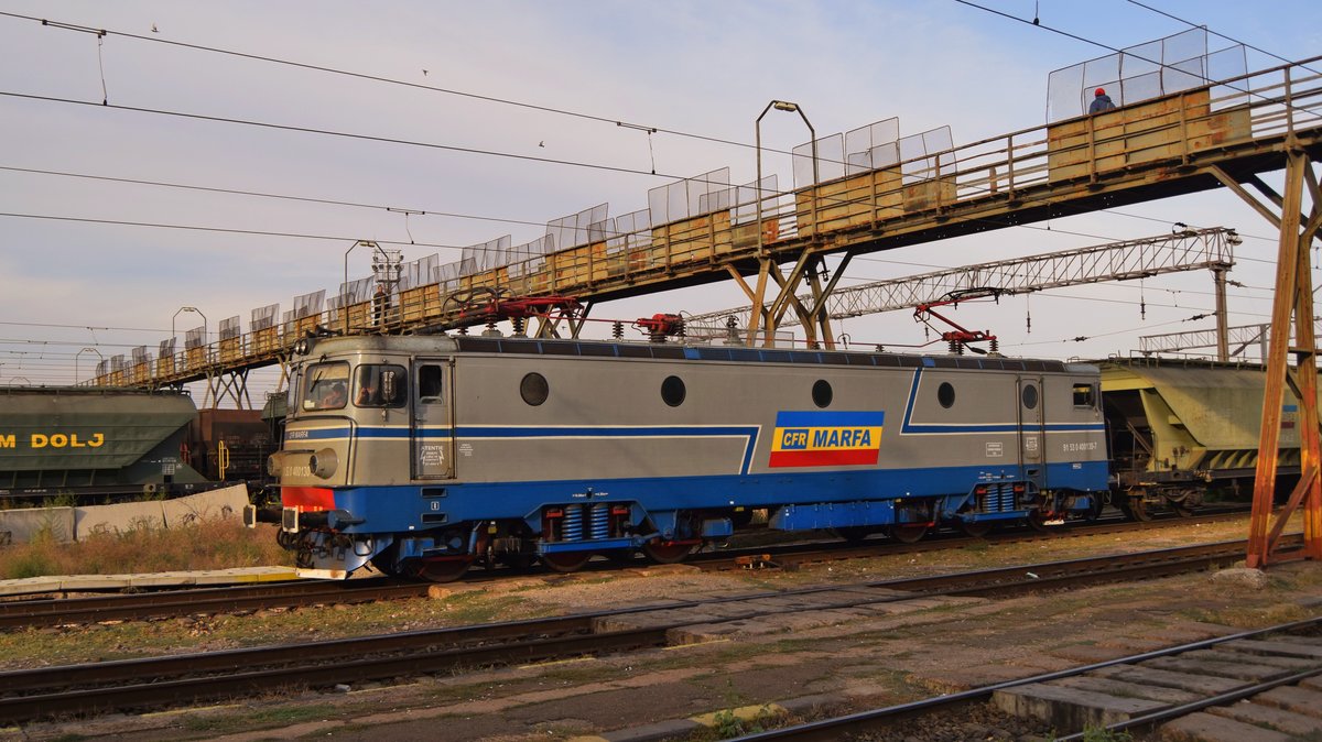 E-Lok 91-53-0-400130-7 durchfährt am 30.09.2017 mit Getreidezug den Bahnhof Fetesti