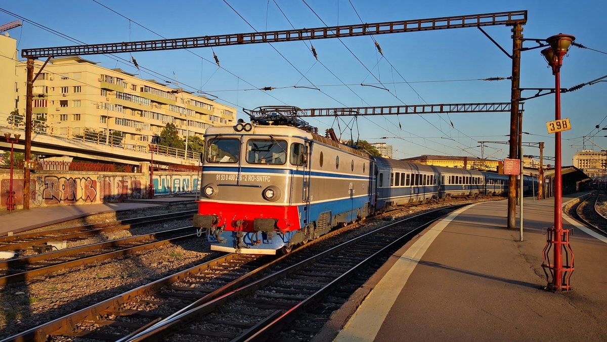 E-Lok 91-53-0-400236-2 mit quaderförmigem Stromabnehmer und neuer Lackierunng in klassischem CFR-Look im bukarester Nordbahnhof am 05.10.2018.