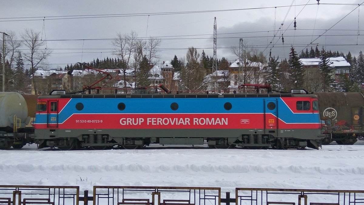 E-Lok 91-53-0-400723-9 der GFR (Grup Feroviar Roman) mit Kesselwagengarnitur in Bahnhof Predeal am 30.11.2017.