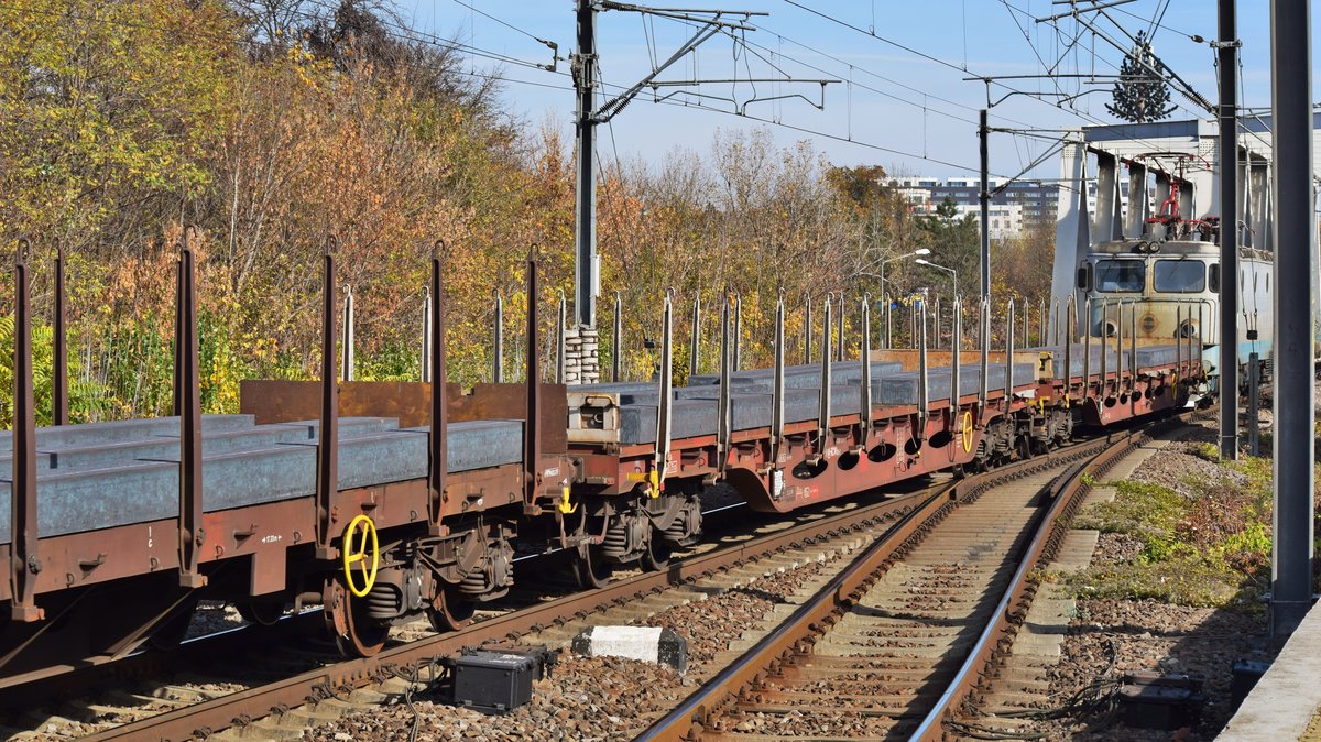 E-Lok 91-53-0-400791-6 der Cargo Trans Vagon mit Ladung bestehend aus Stahlbalken am 04.11.2018 im Bahnhof Bucuresti Baneasa.