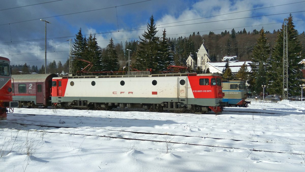 E-Lok 91-53-0-400879-9 mit IR-Garnitur am 30.11.2017 kurz nach ihrer Anfahrt aus  Bahnhof Predeal.