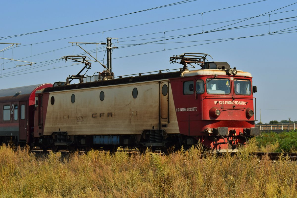 E-Lok 91-53-0-410004-2 mit IR-Zug aus Richtung Constanta am 26.08.2017 kurz vor Haltepunkt Mostistea