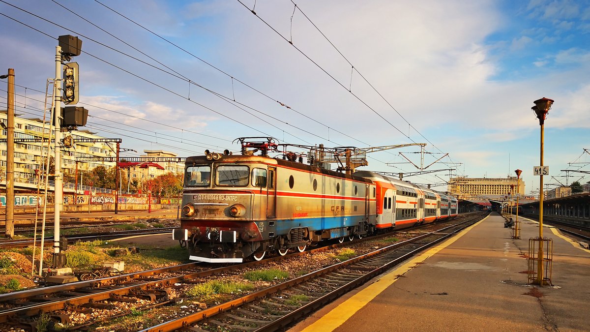 E-Lok 91-53-0-410304-6 mit Doppelstockgarnitur am 26.10.2018 im Bahnhof Bucuresti Nord.