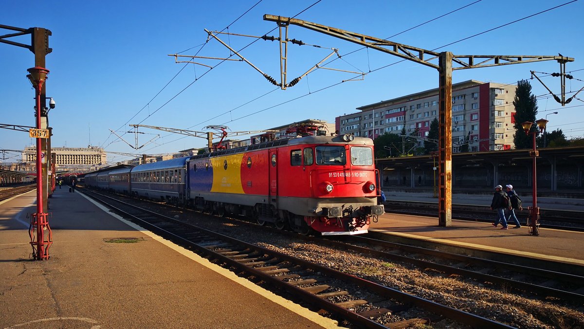 E-Lok 91-53-0-410465-5 mit Interregio am 05.10.2018 im Nordbahnhof Bukarest