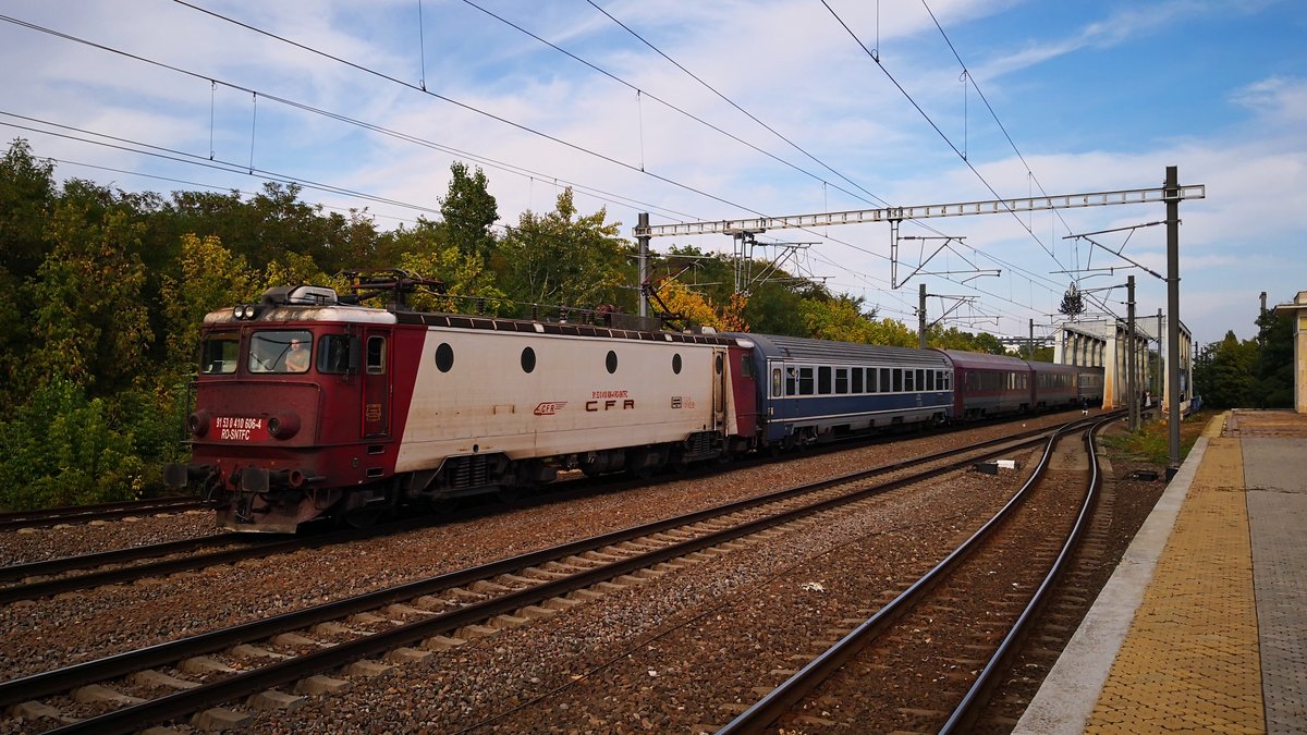 E-Lok 91-53-0-410606-4 mit Interregio aus Richtung Constanta am 23.09.2018 in Bahnhof Bucuresti Baneasa.
