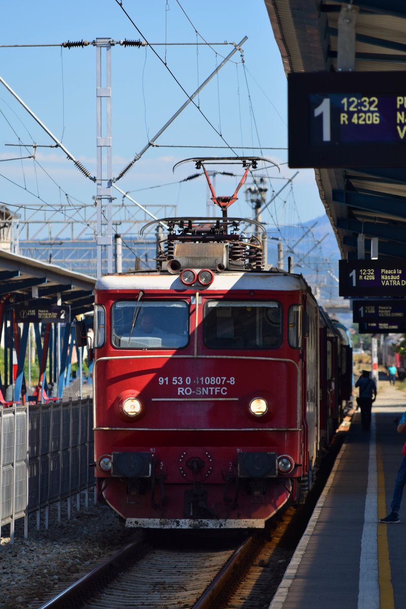 E-Lok 91-53-0-410807-8 wartet am 14.09.2017 mit Regio-Garnitur auf ihrer Abfahrt in Richtung Vatra Dornei an Gleis 1 des Bahnhofs Bistrita.