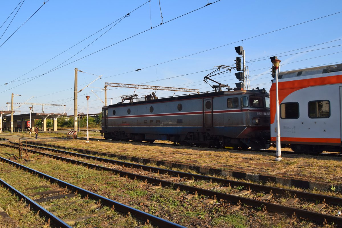E-Lok 91-53-0-410809-4 fährt am 29.09.2017 mit Regiogarnitur im Bahnhof Ploiesti Sud ein.